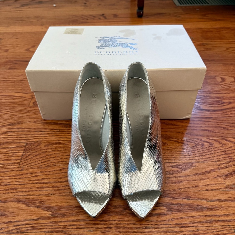 NWB Burberry Silver Heels Elegant Peep-Toe Pumps Size 38